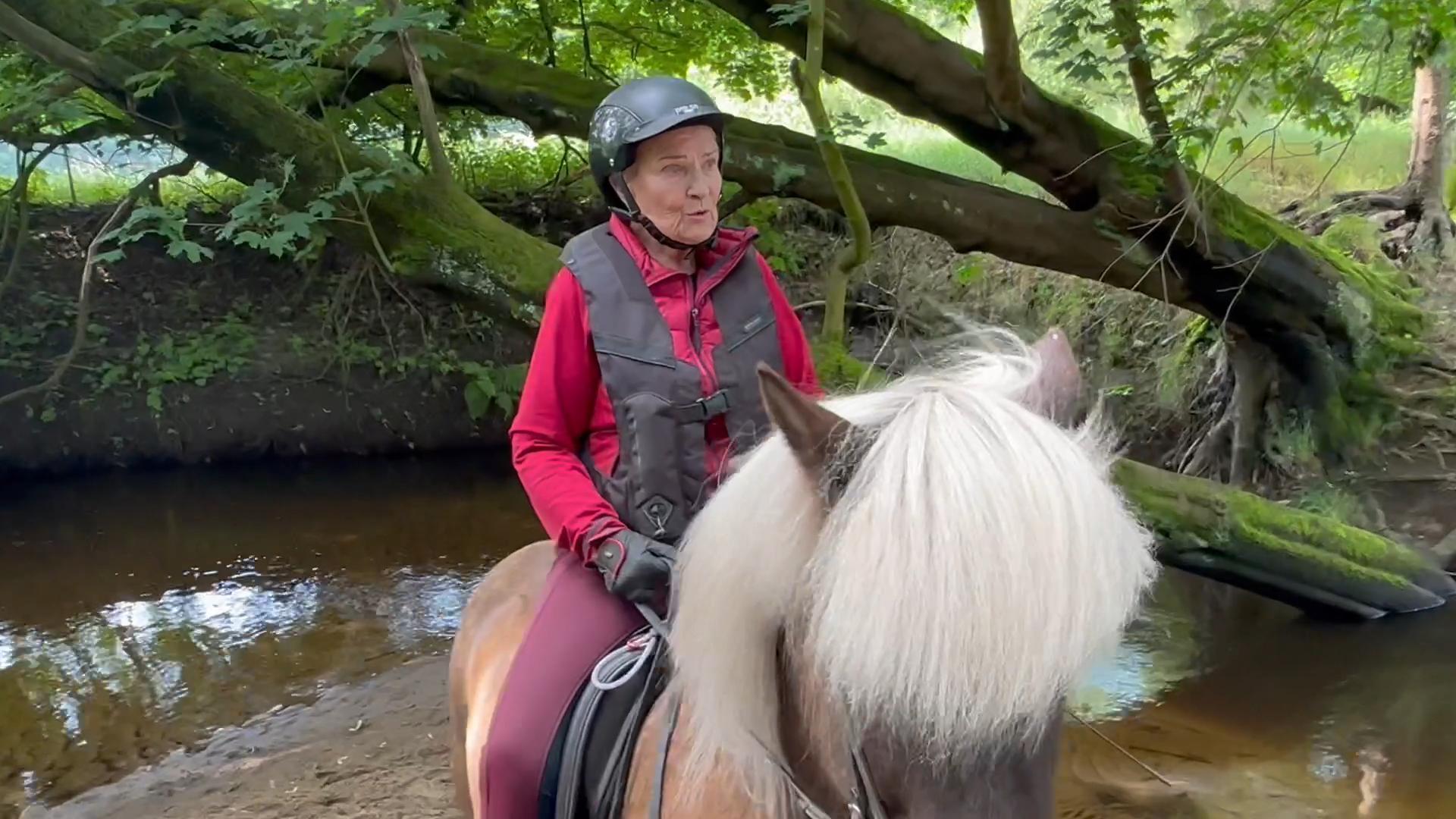 Ältere Reiterin mit Islandpferd stärkt Gesundheit und Balance